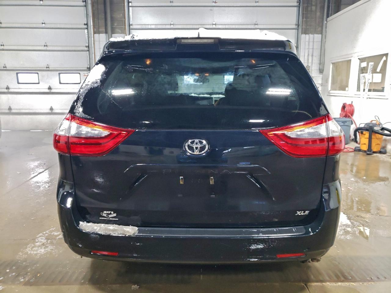2020 TOYOTA SIENNA XLE photo 6