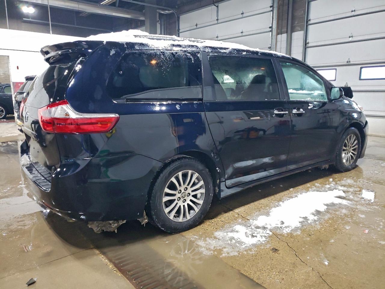 2020 TOYOTA SIENNA XLE photo 3