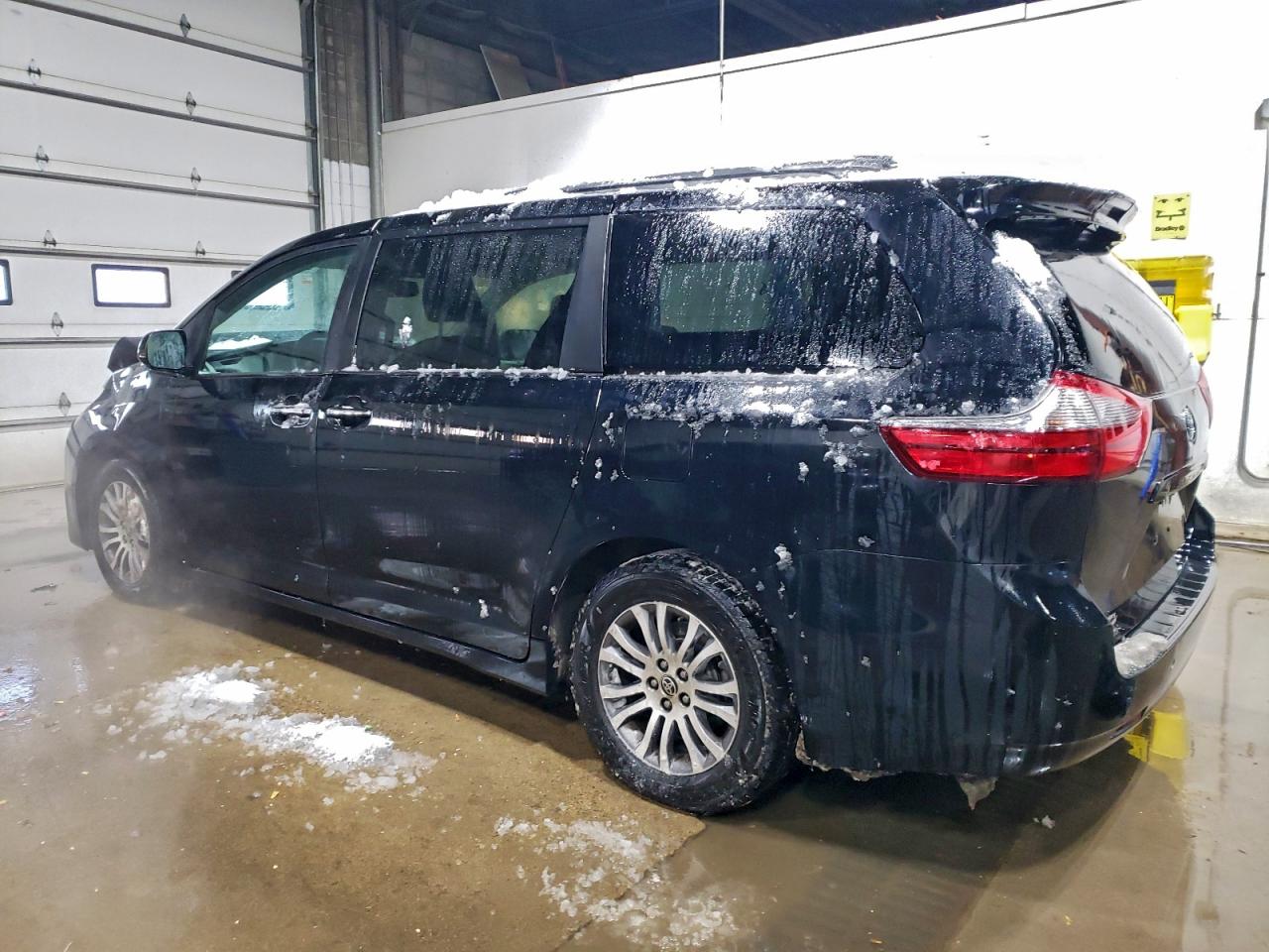 2020 TOYOTA SIENNA XLE photo 2
