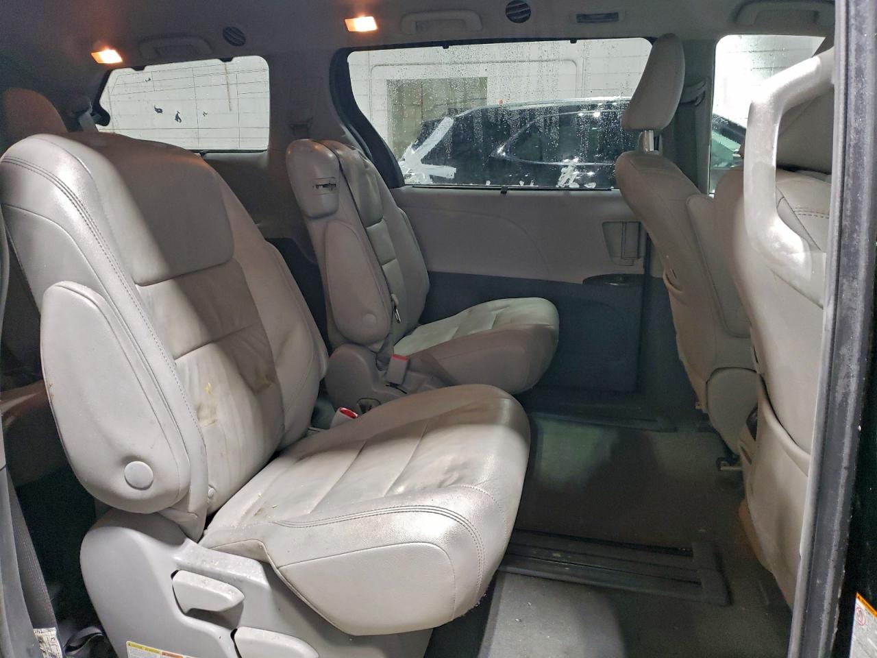 2020 TOYOTA SIENNA XLE photo 11