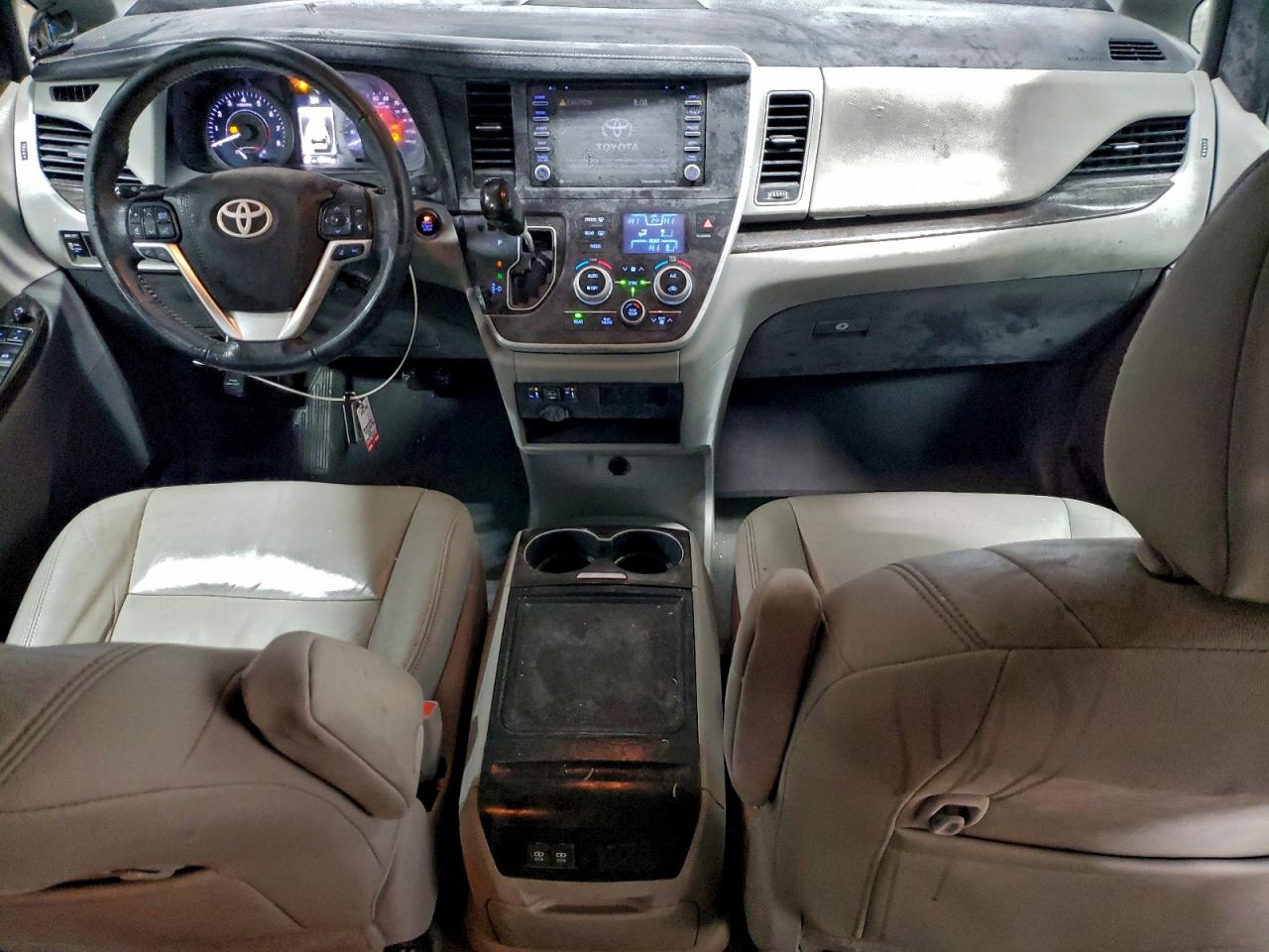 2020 TOYOTA SIENNA XLE photo 8