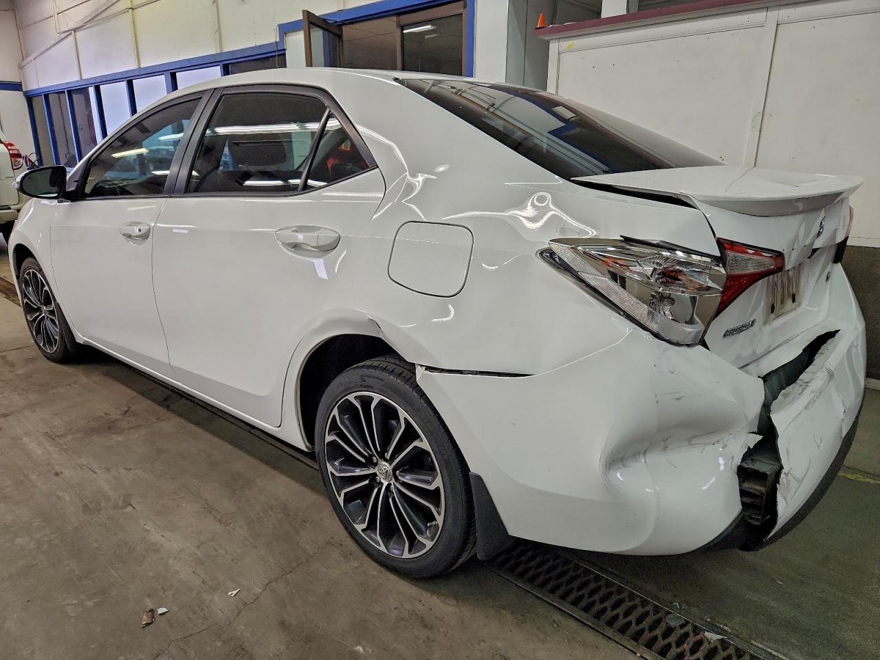 2015 TOYOTA COROLLA L photo 2