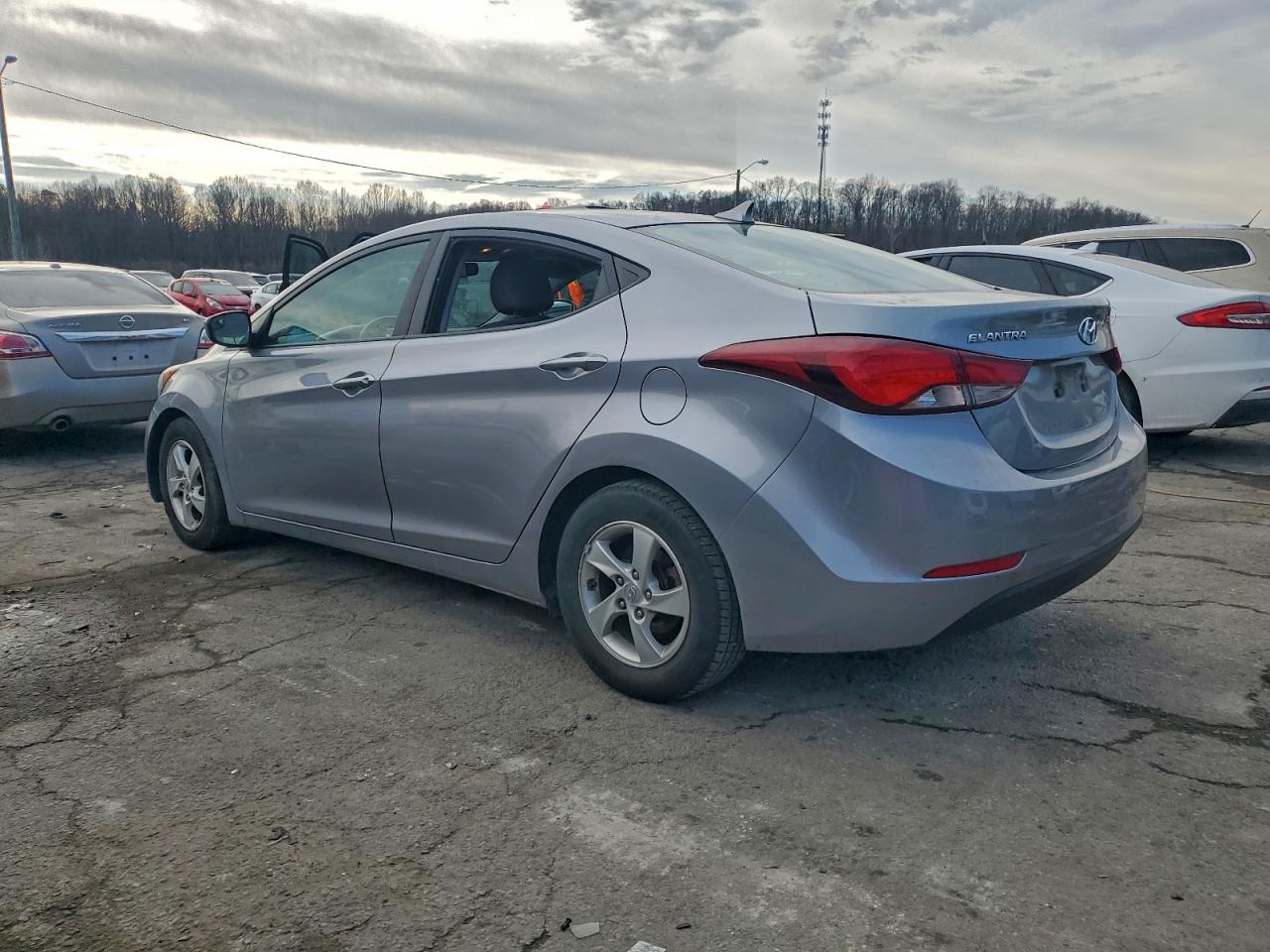 2015 HYUNDAI ELANTRA SE photo 2