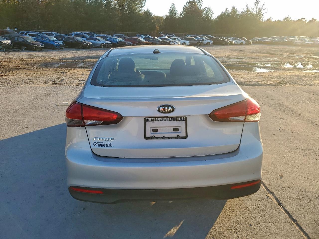 2017 KIA FORTE LX photo 6