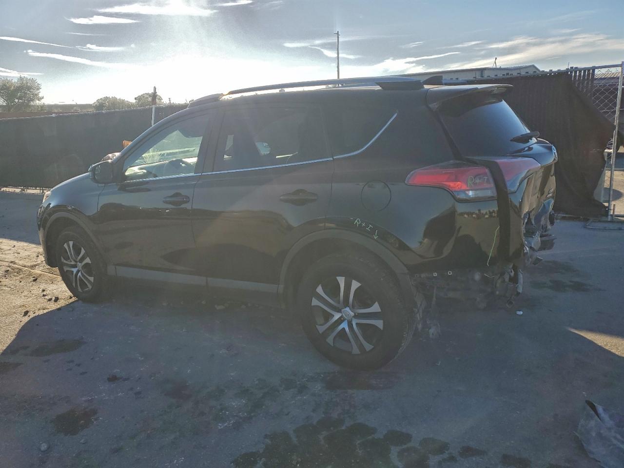 2018 TOYOTA RAV4 LE photo 2