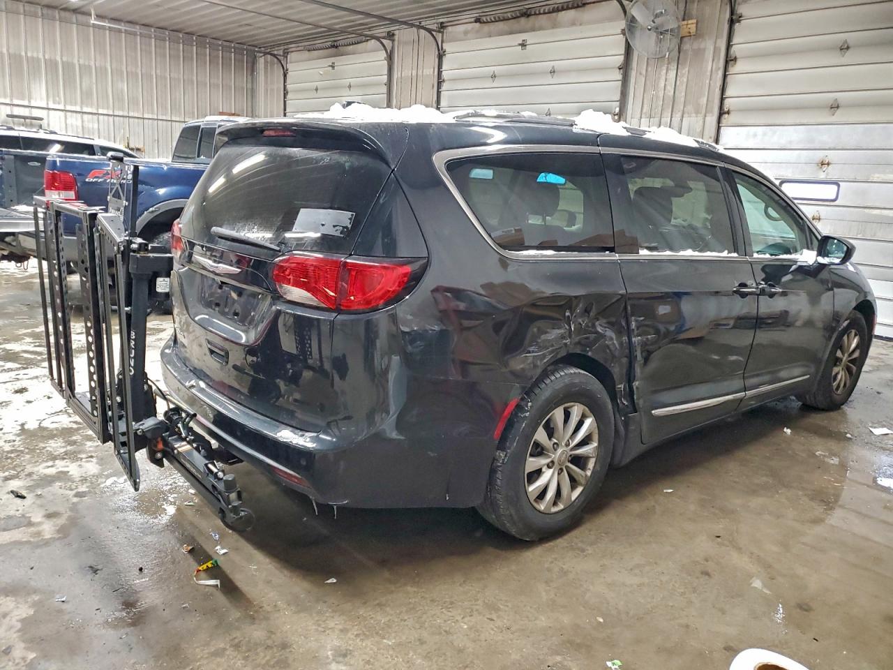 2019 CHRYSLER PACIFICA TOURING L photo 3
