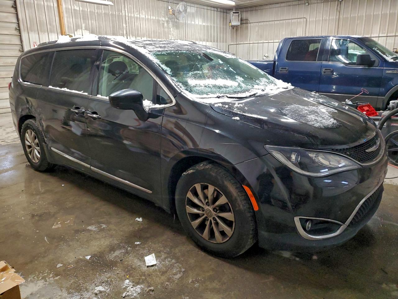 2019 CHRYSLER PACIFICA TOURING L photo 4