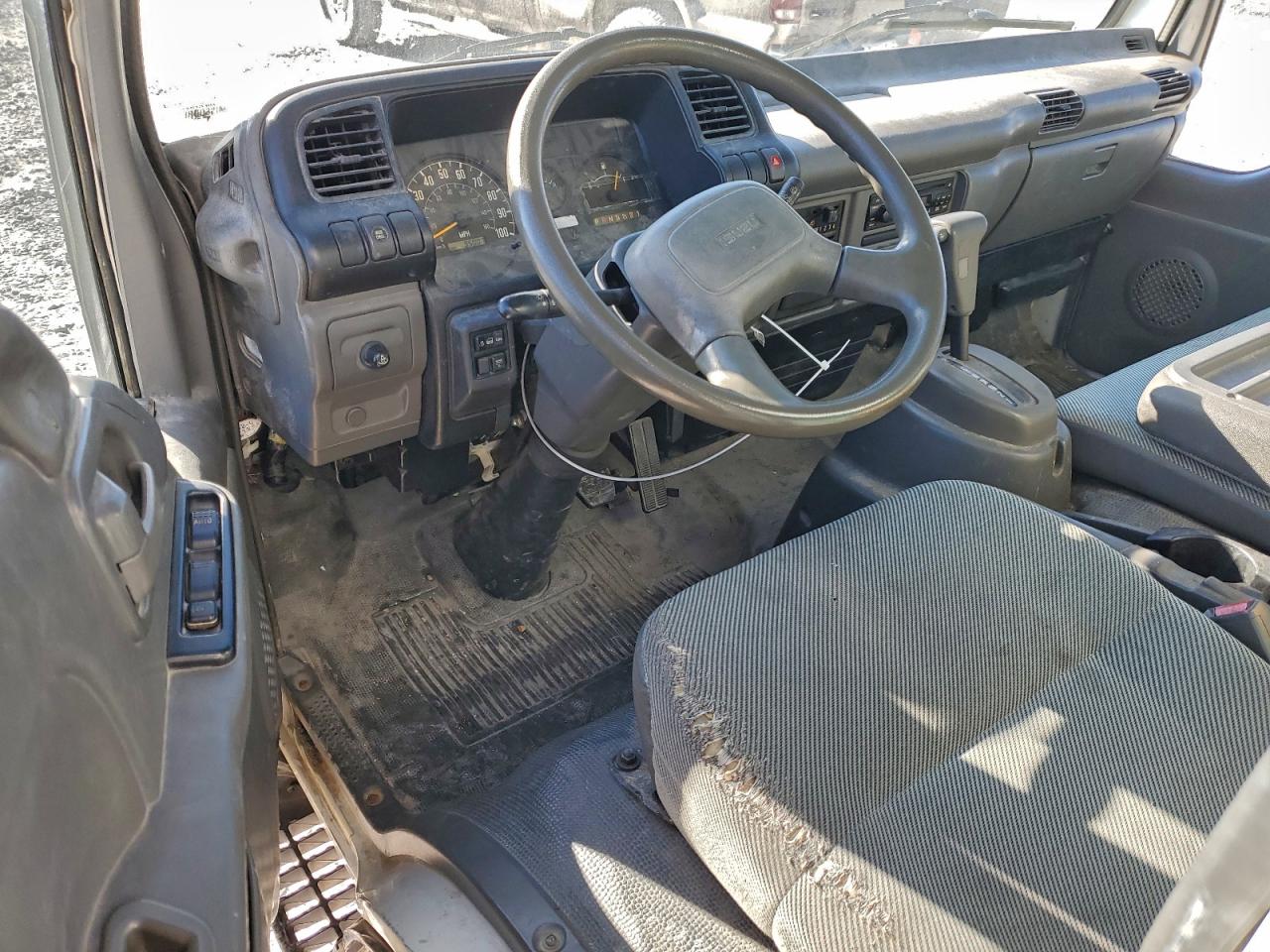 2005 ISUZU NPR BOX TRUCK photo 8