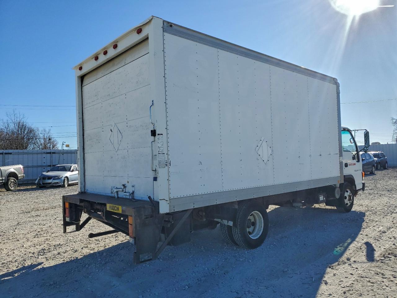 2005 ISUZU NPR BOX TRUCK photo 3