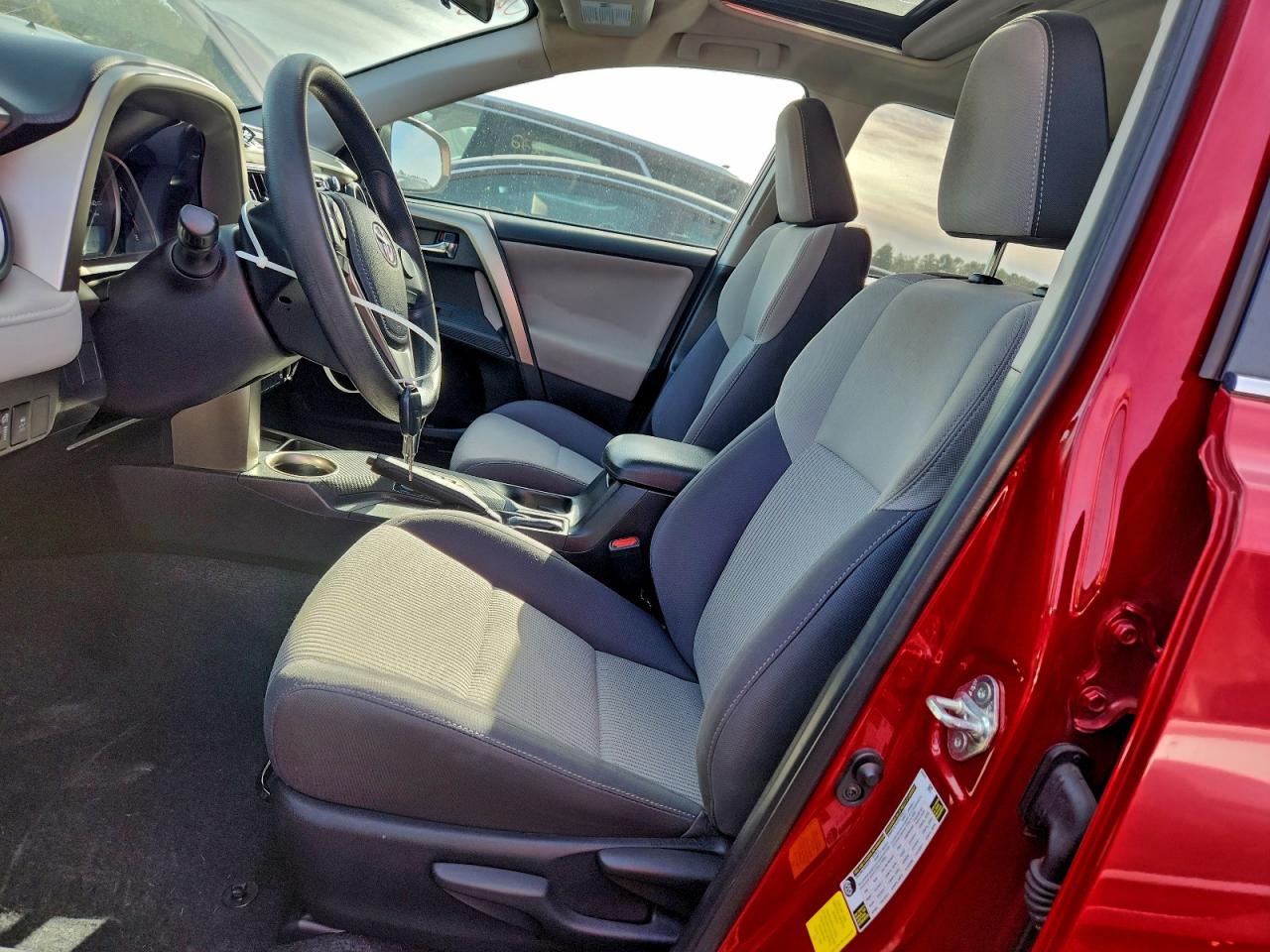 2015 TOYOTA RAV4 XLE photo 7