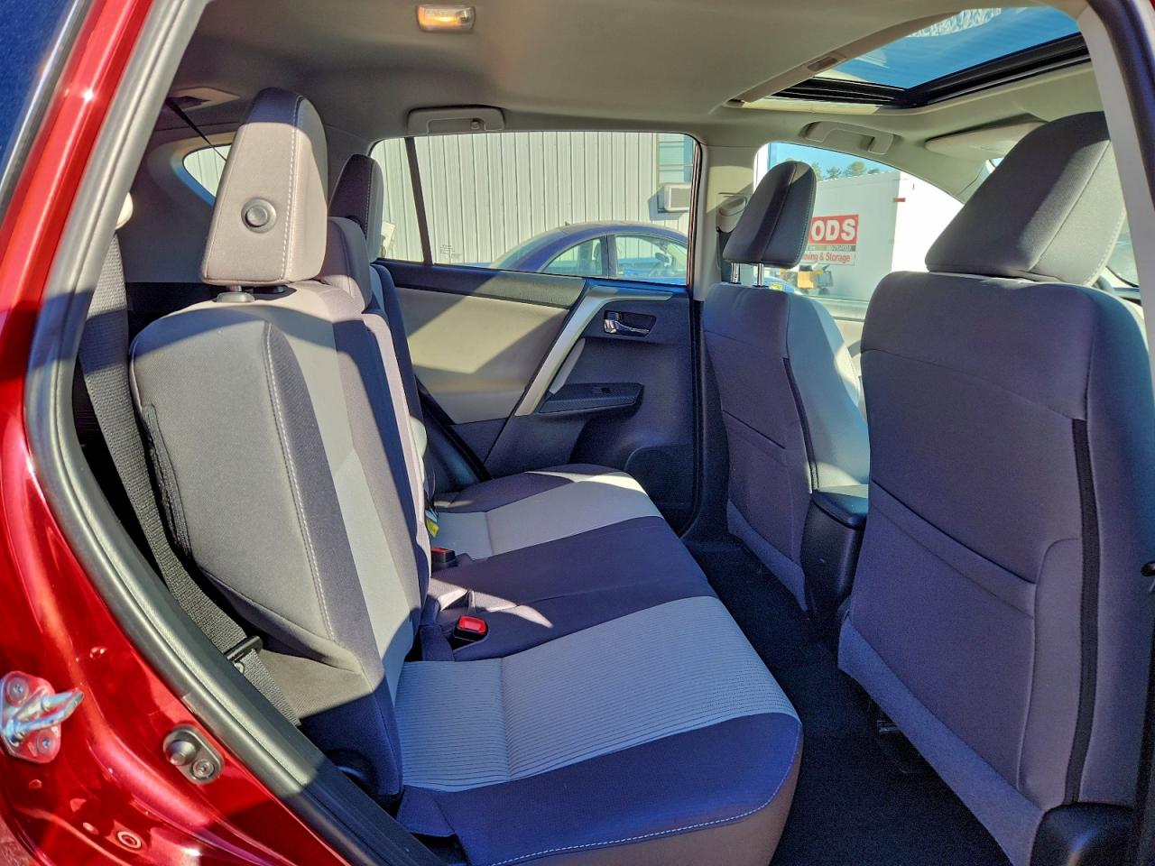 2015 TOYOTA RAV4 XLE photo 11