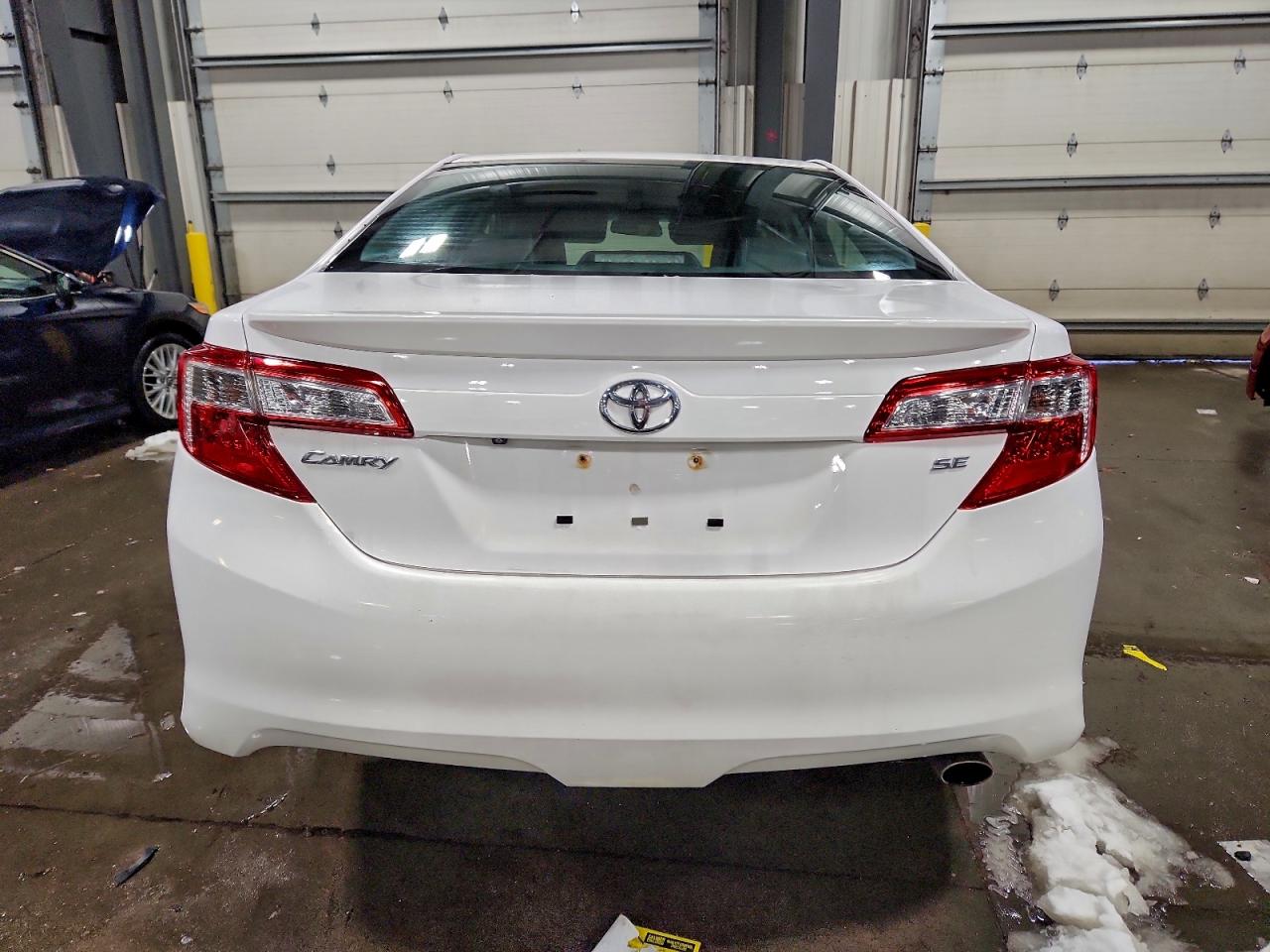 2014 TOYOTA CAMRY L photo 6