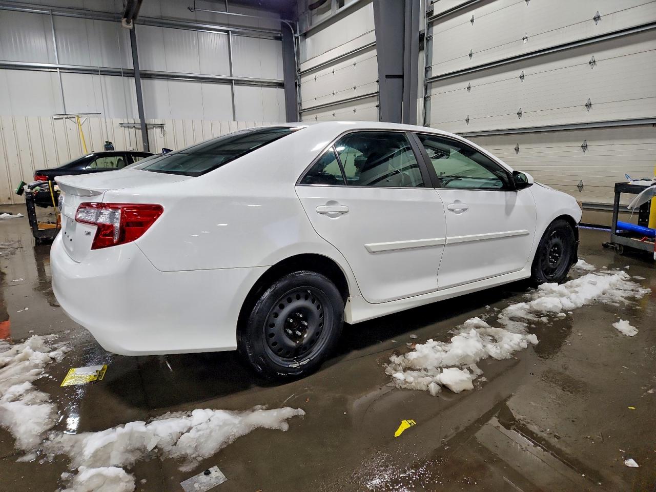 2014 TOYOTA CAMRY L photo 3