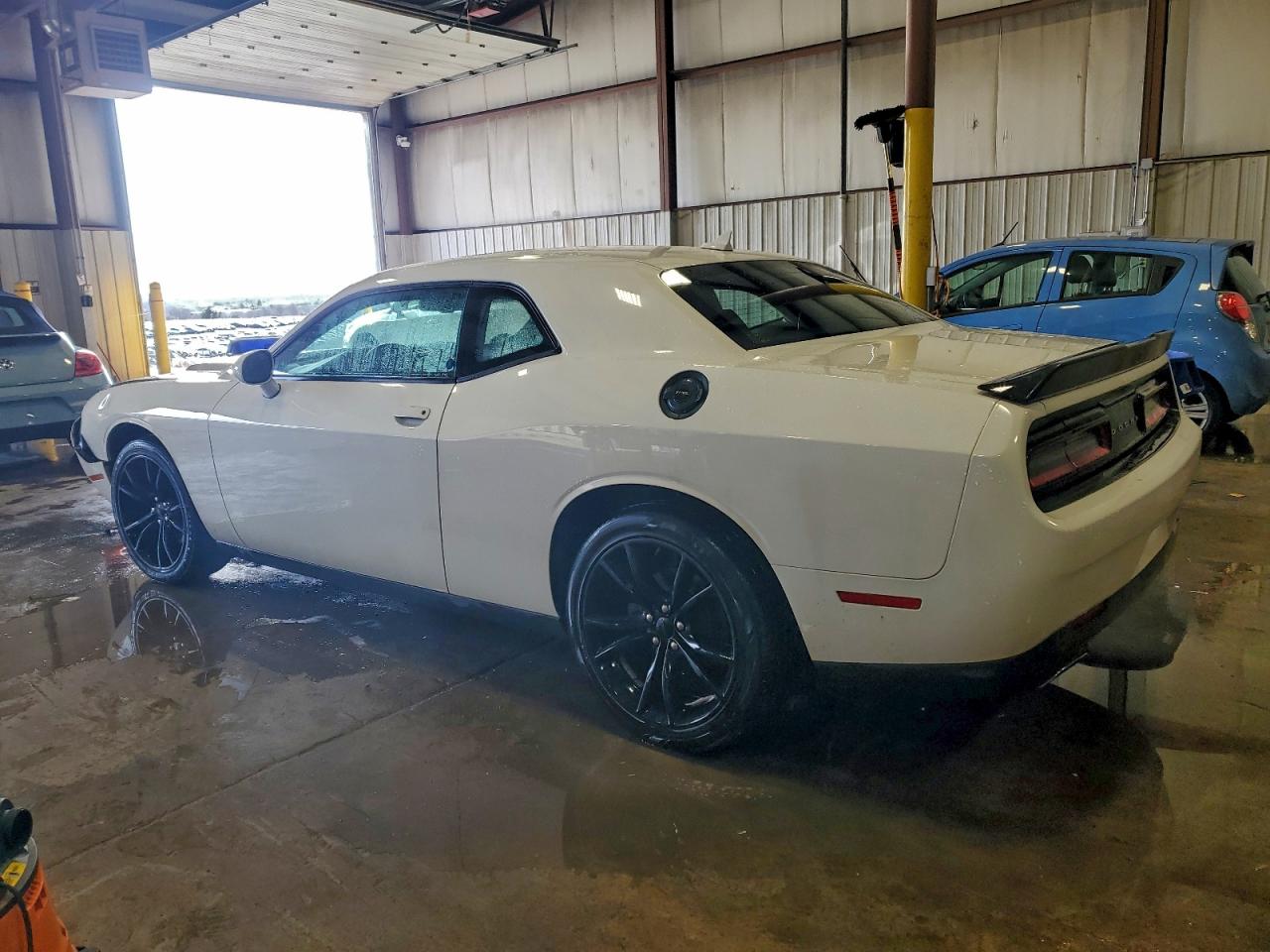 2016 DODGE CHALLENGER SXT photo 2