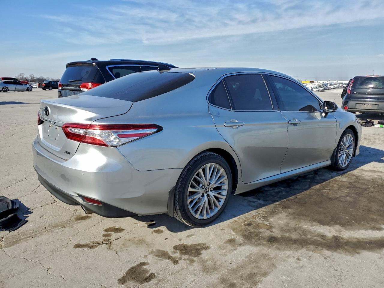 2018 TOYOTA CAMRY L photo 3