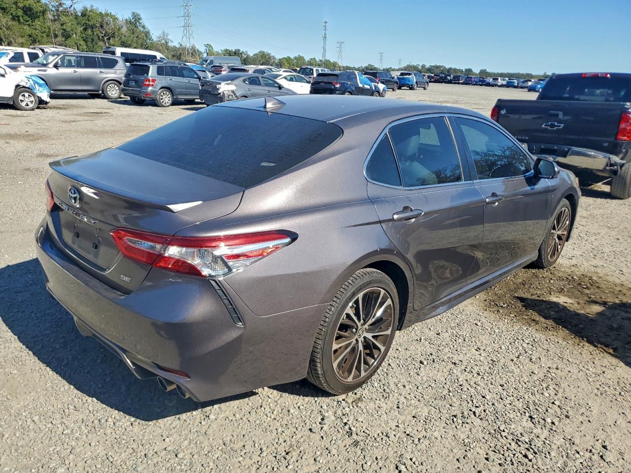 2020 TOYOTA CAMRY SE photo 3