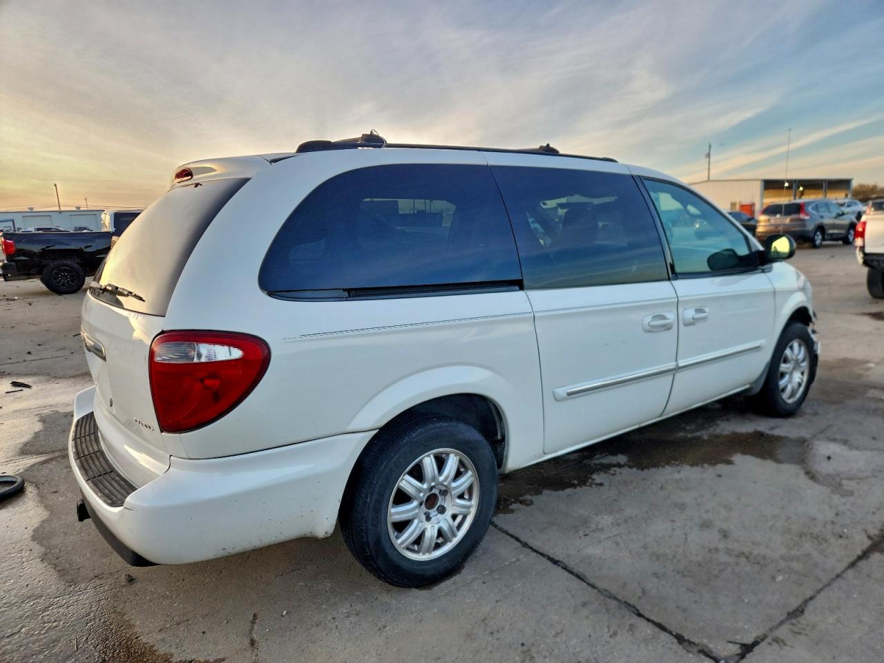 2005 CHRYSLER TOWN & COUNTRY TOURING photo 3