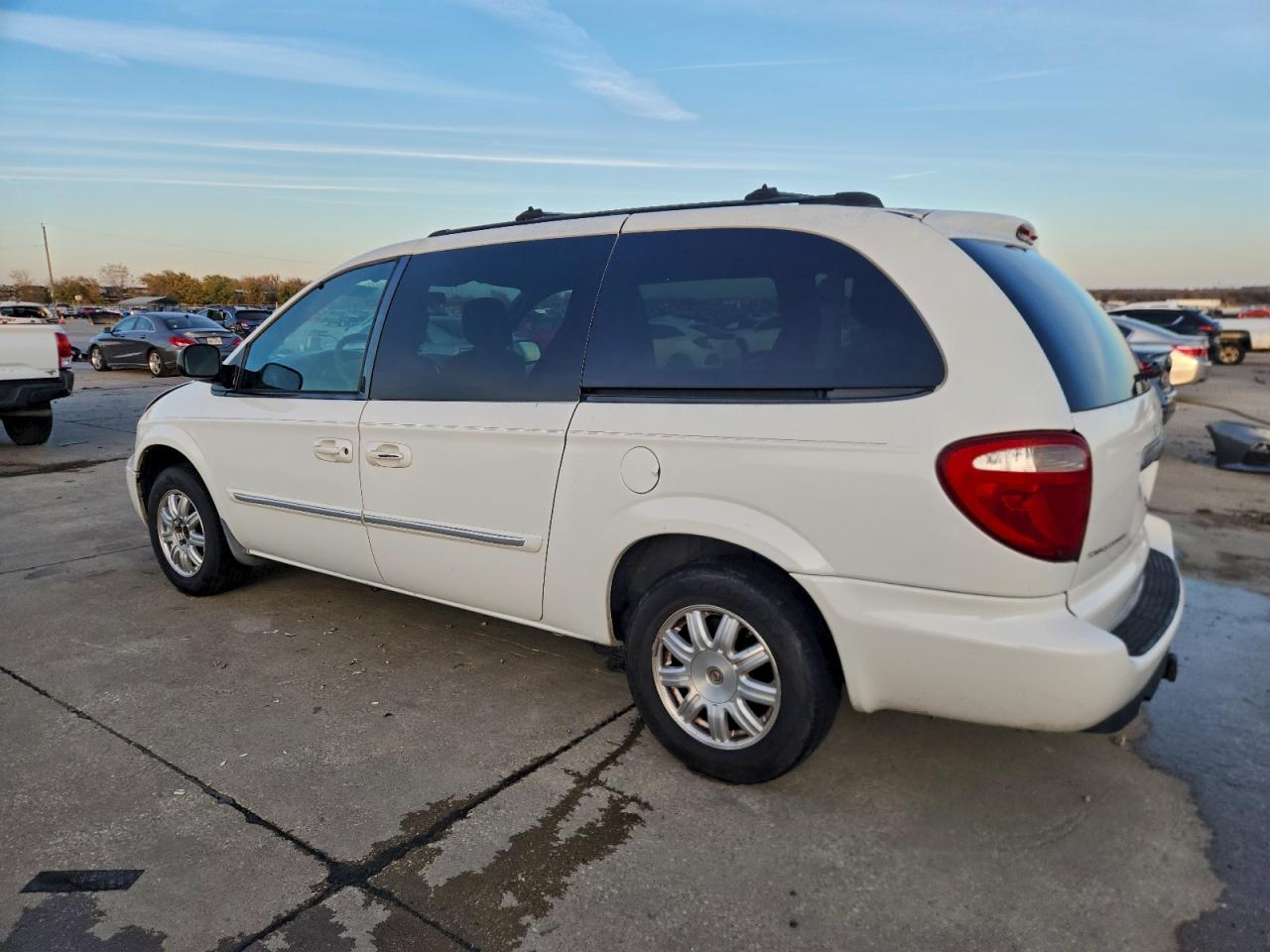 2005 CHRYSLER TOWN & COUNTRY TOURING photo 2
