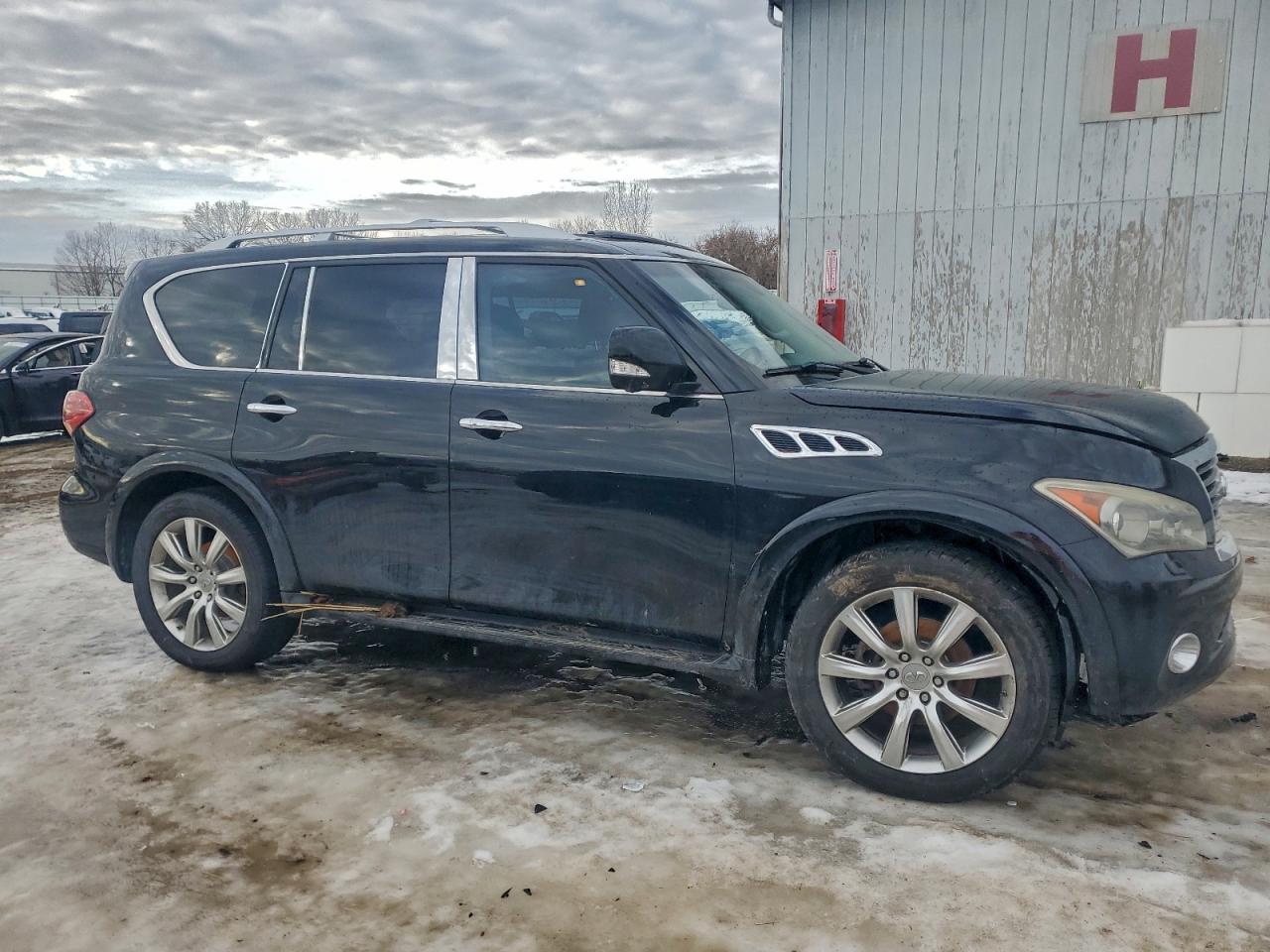 2013 INFINITI QX56 photo 4