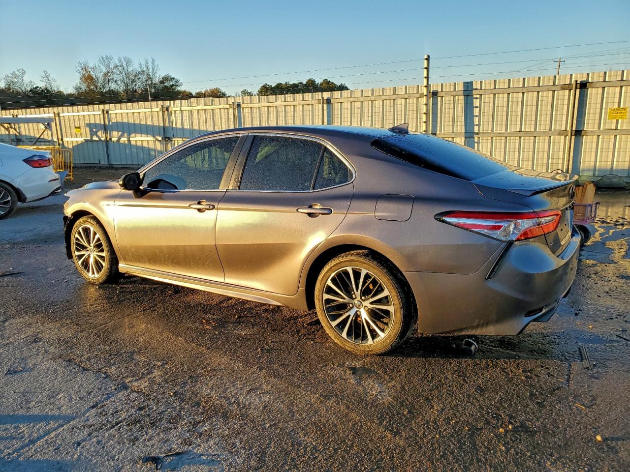 2020 TOYOTA CAMRY SE photo 2