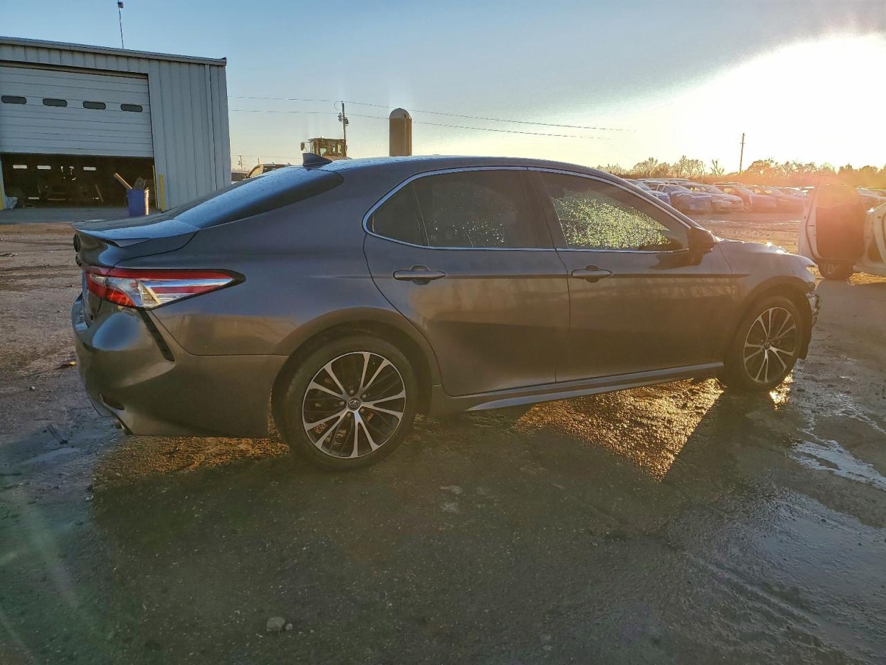 2020 TOYOTA CAMRY SE photo 3