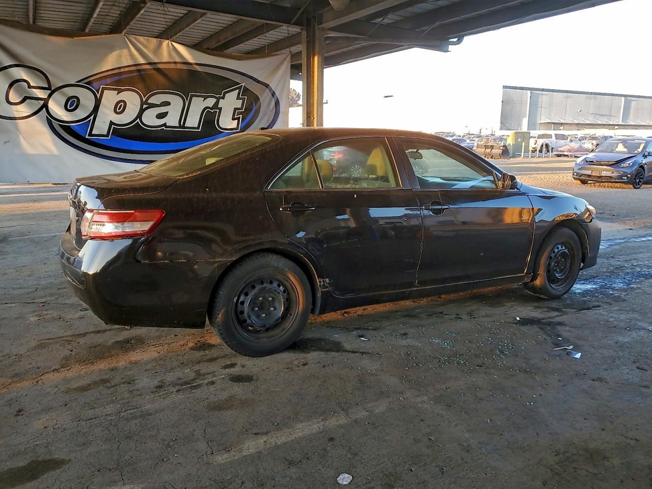 2011 TOYOTA CAMRY BASE photo 3