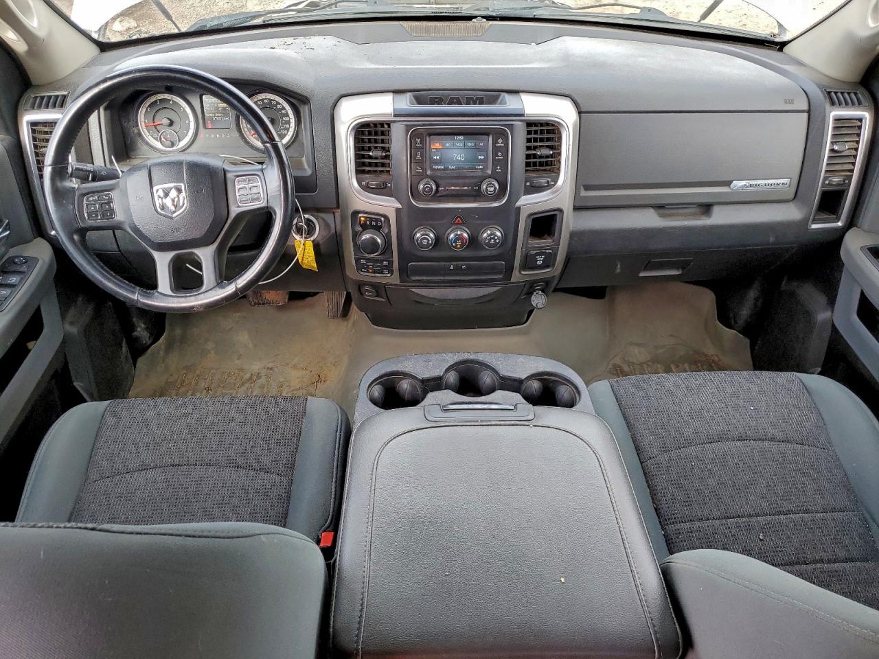 2016 RAM 1500 SLT photo 8