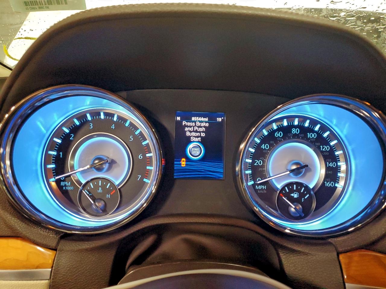 2013 CHRYSLER 300C photo 9
