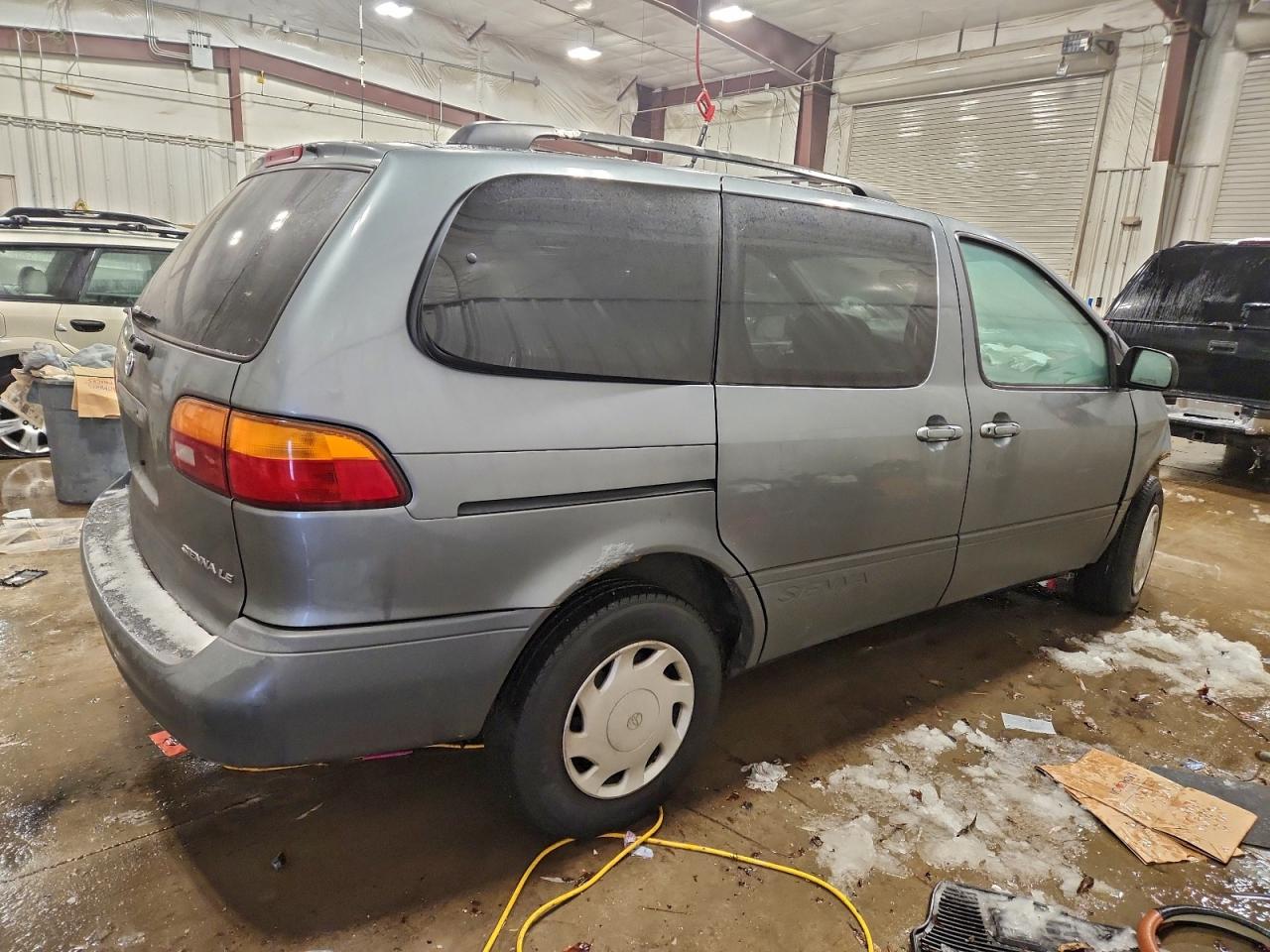 2000 TOYOTA SIENNA LE photo 3