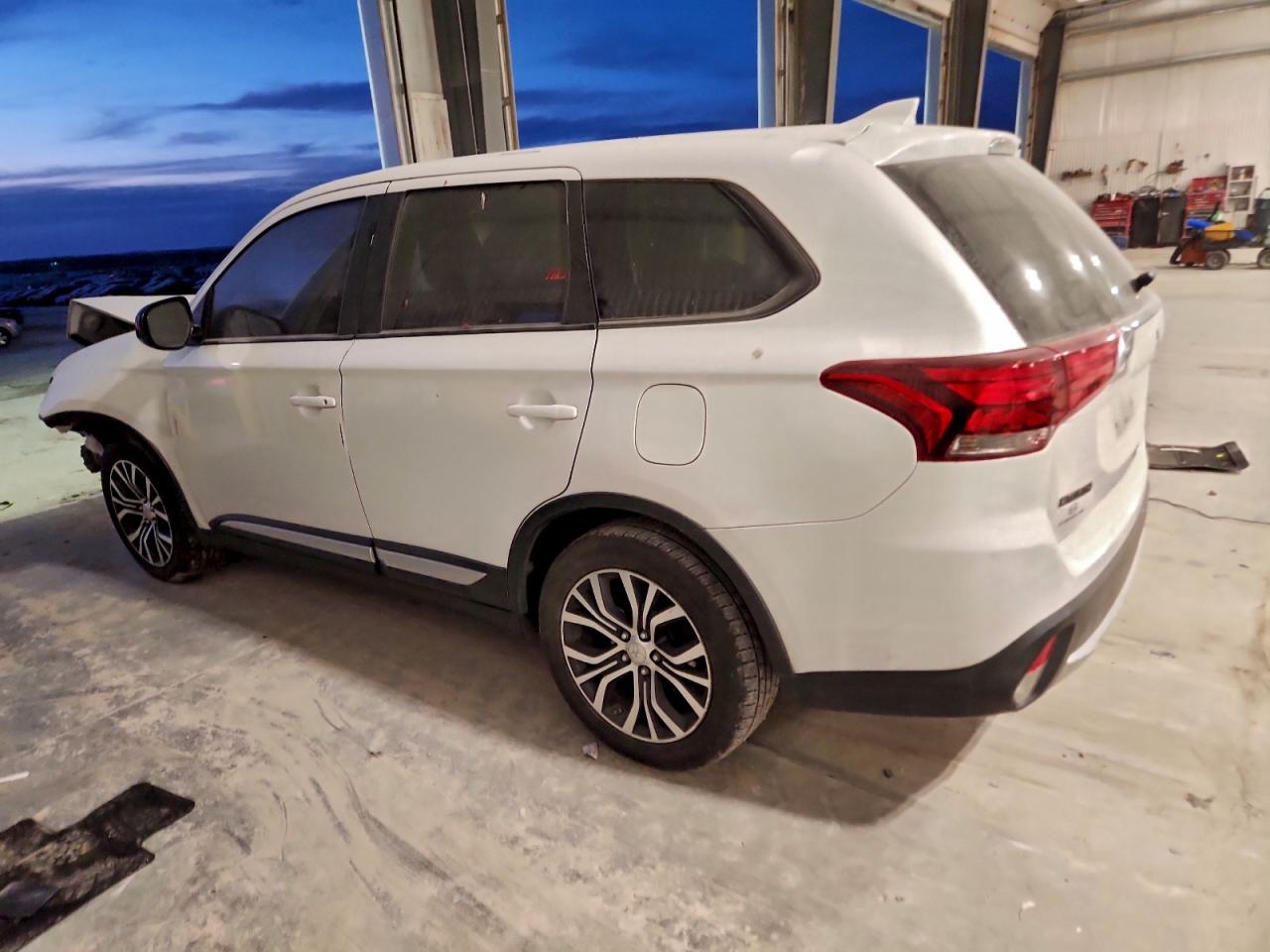 2017 MITSUBISHI OUTLANDER ES photo 2