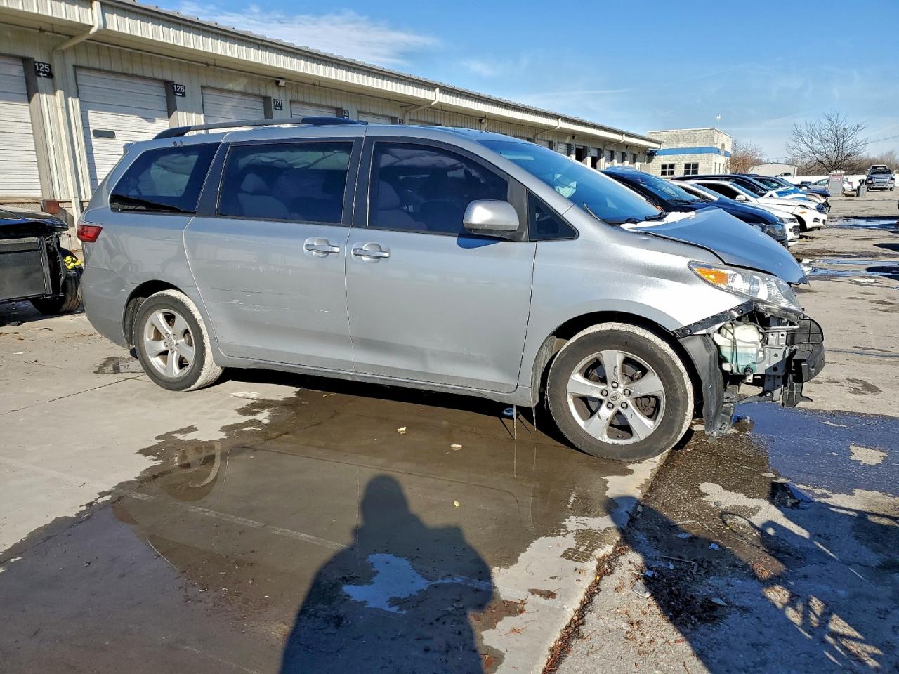 2015 TOYOTA SIENNA LE photo 4
