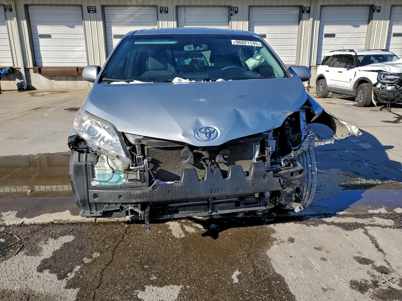 2015 TOYOTA SIENNA LE photo 5