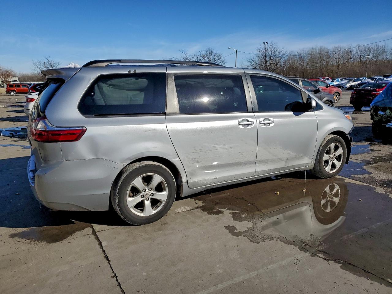 2015 TOYOTA SIENNA LE photo 3