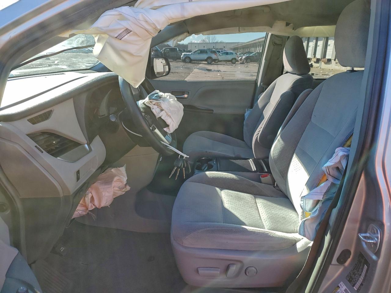 2015 TOYOTA SIENNA LE photo 7
