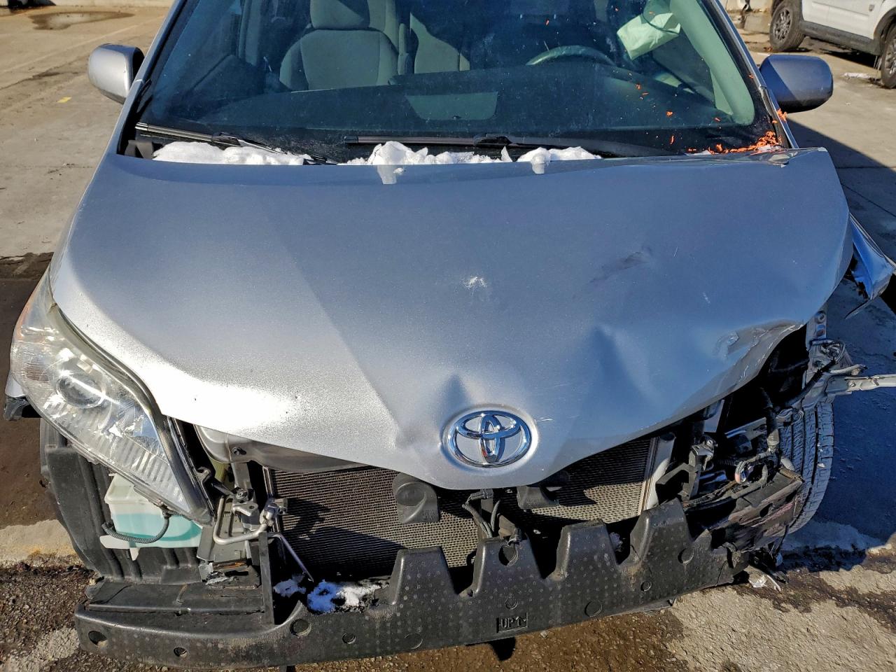 2015 TOYOTA SIENNA LE photo 12
