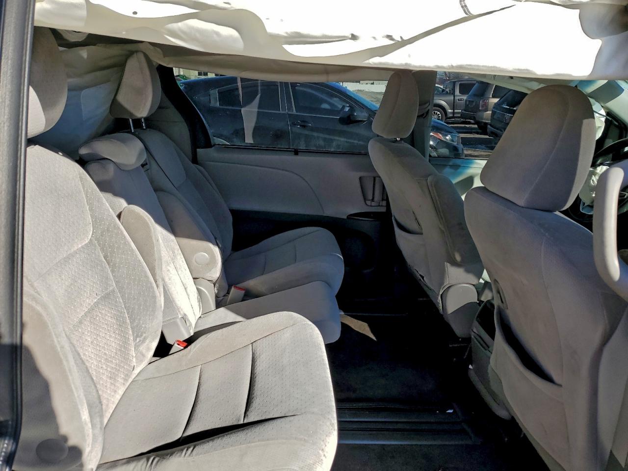 2015 TOYOTA SIENNA LE photo 11