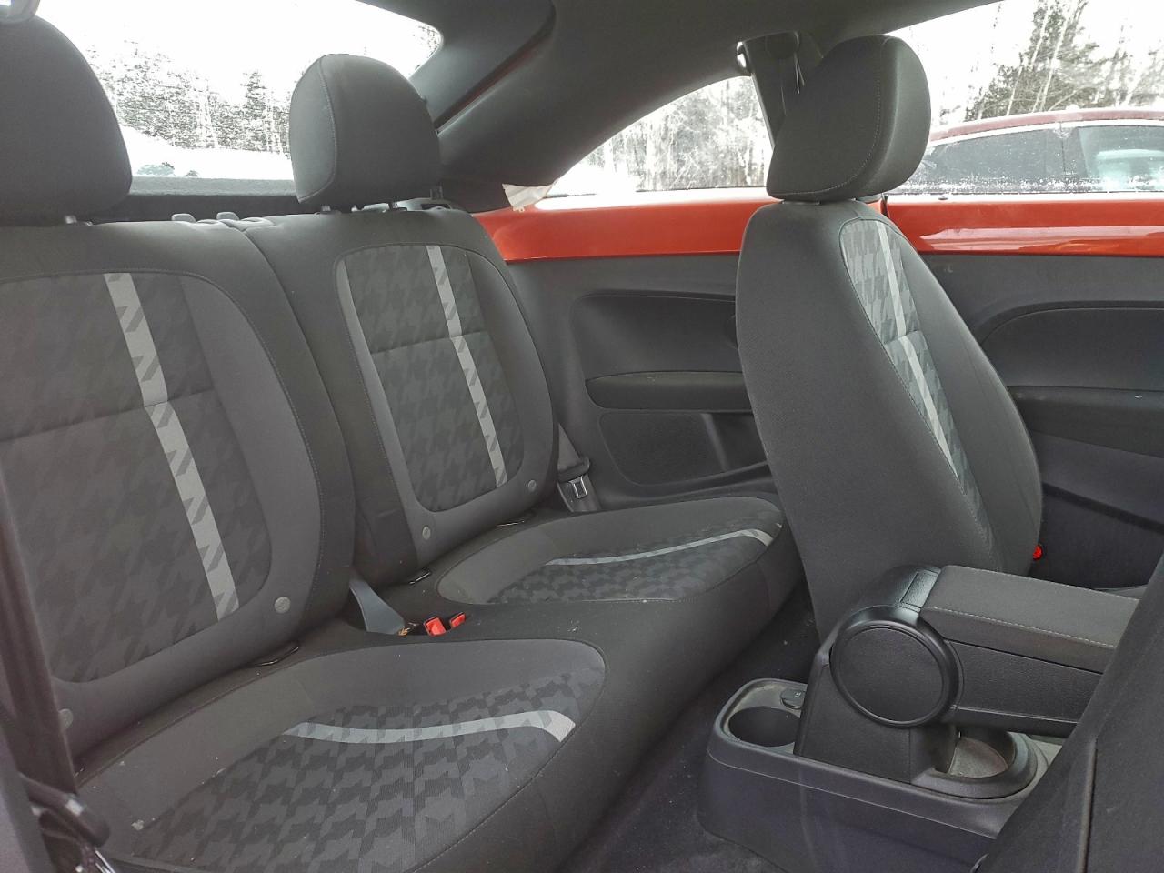 2018 VOLKSWAGEN BEETLE SE photo 10