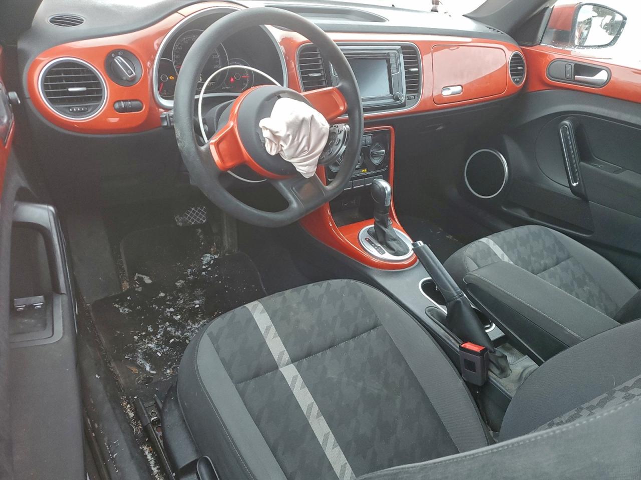 2018 VOLKSWAGEN BEETLE SE photo 8