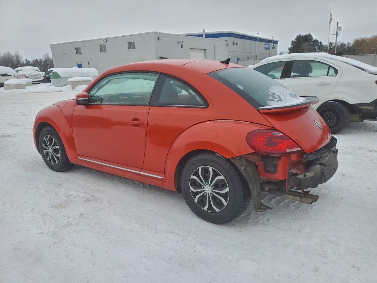 2018 VOLKSWAGEN BEETLE SE photo 2