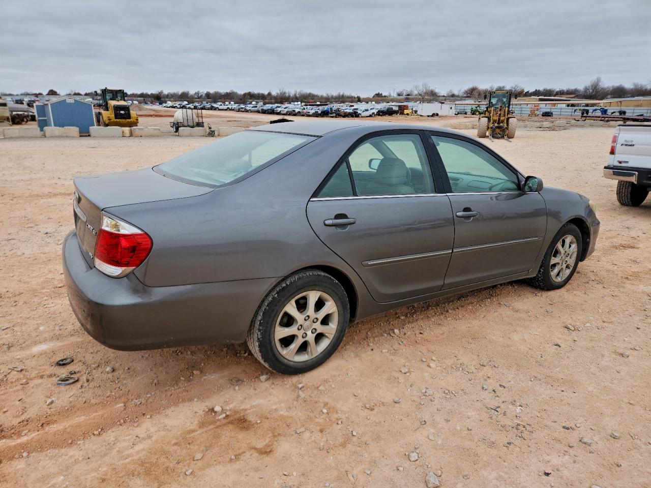 2005 TOYOTA CAMRY LE photo 3
