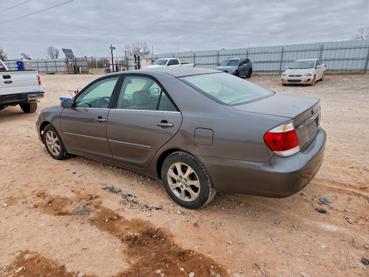 2005 TOYOTA CAMRY LE photo 2