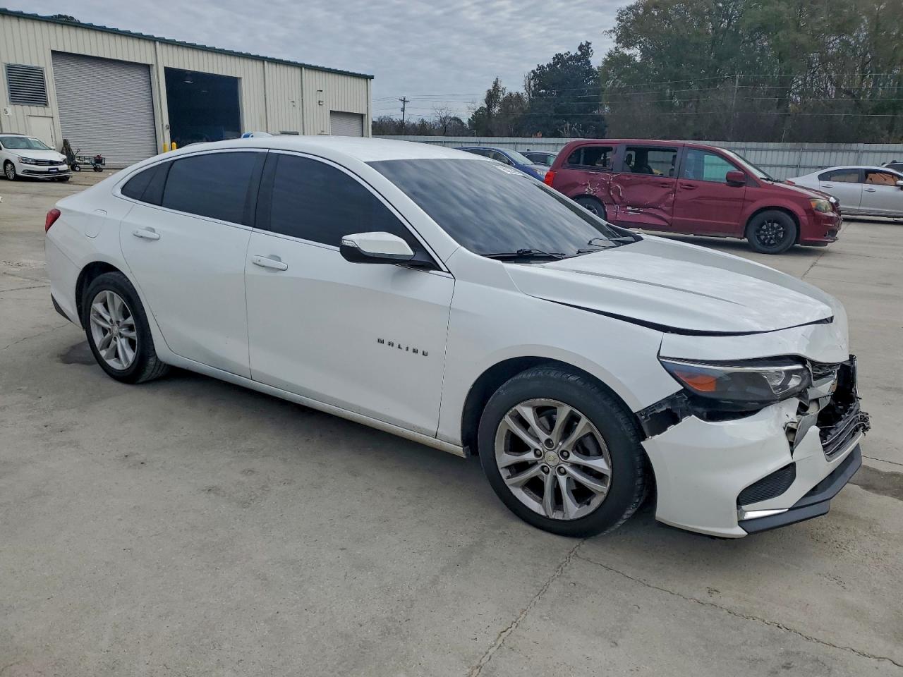 2017 CHEVROLET MALIBU LT photo 4