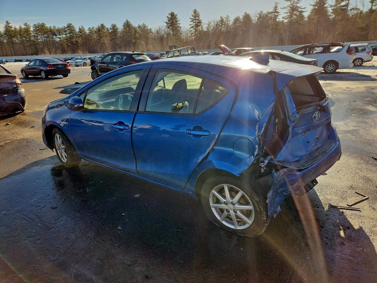 2016 TOYOTA PRIUS C photo 2