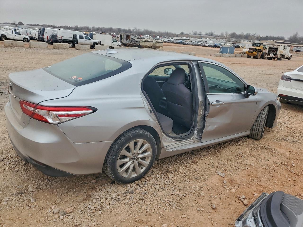 2020 TOYOTA CAMRY LE photo 3