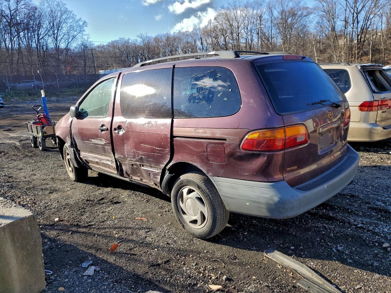 1999 TOYOTA SIENNA LE photo 2