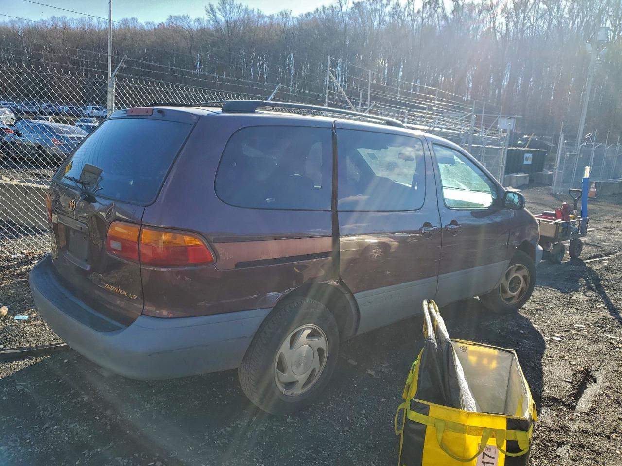 1999 TOYOTA SIENNA LE photo 3