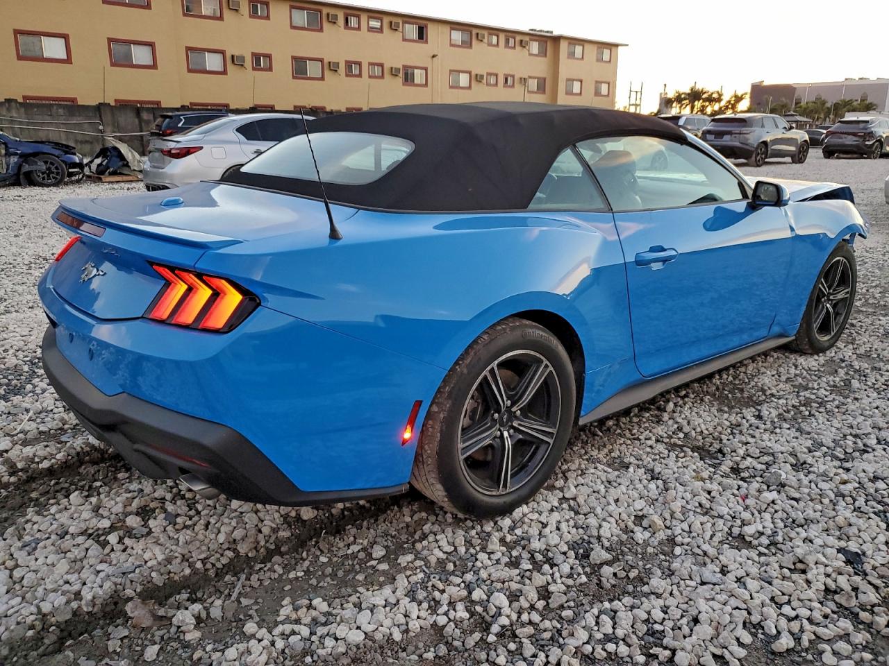 2024 FORD MUSTANG photo 3