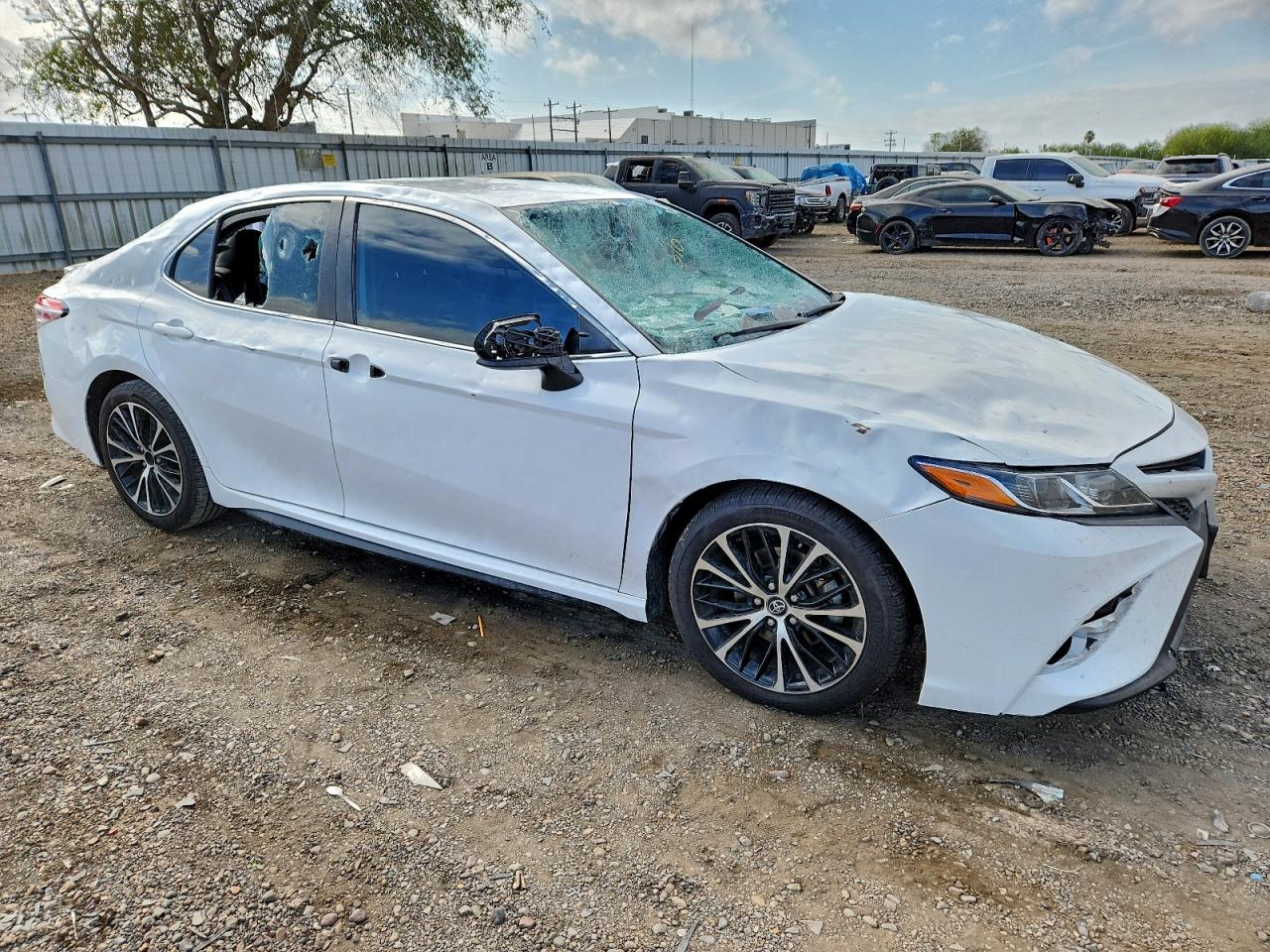 2020 TOYOTA CAMRY SE photo 4