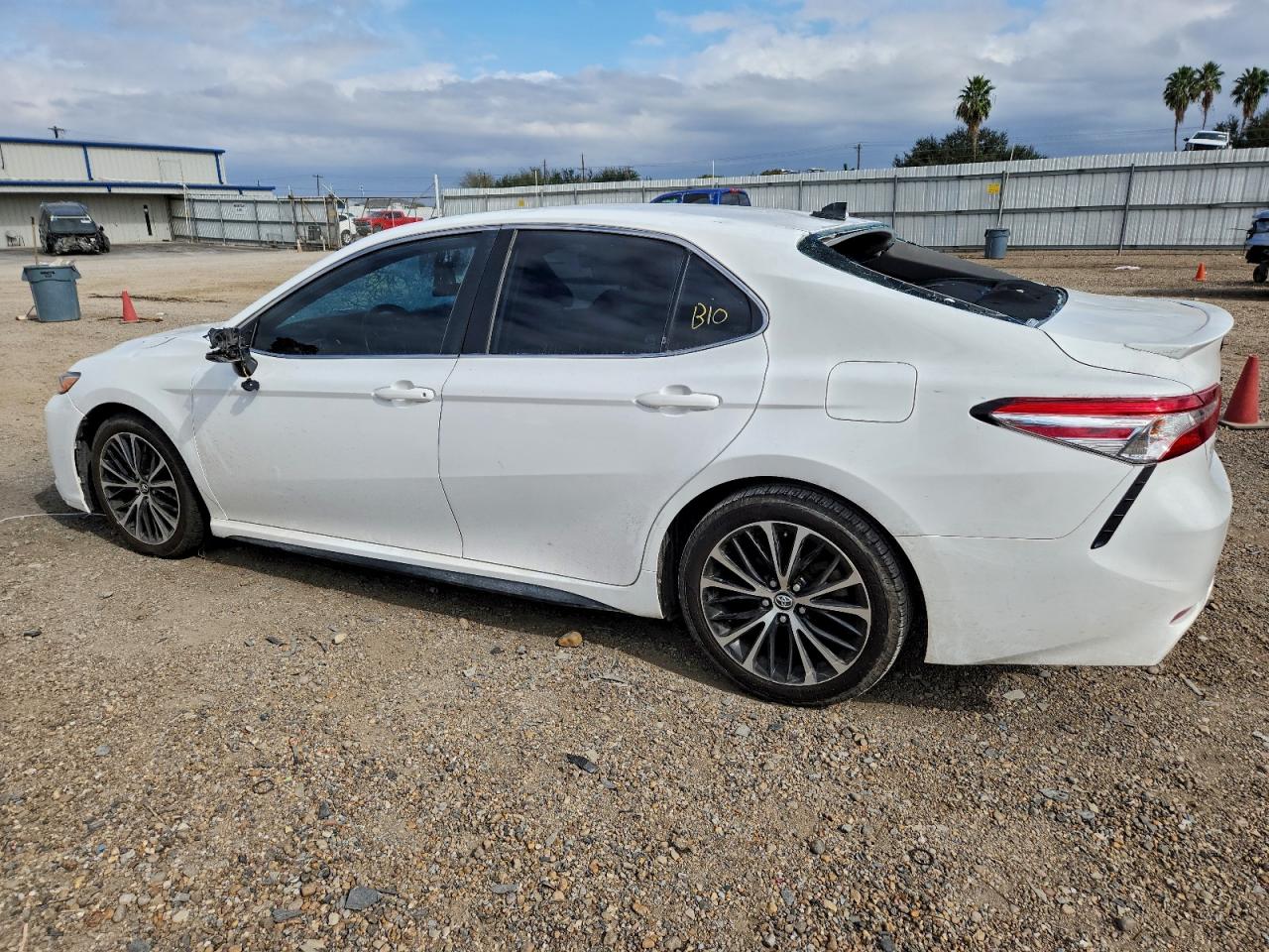 2020 TOYOTA CAMRY SE photo 2