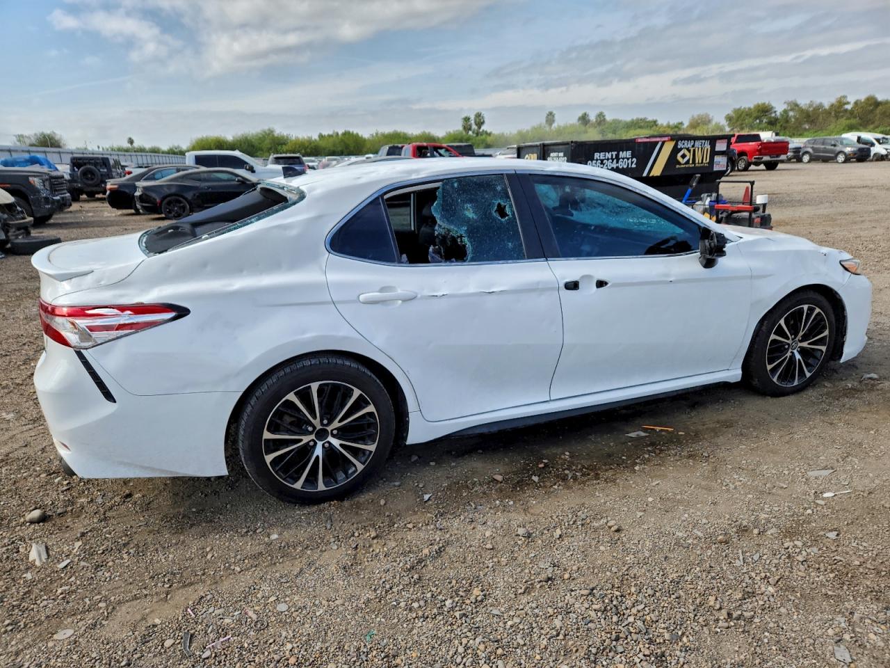 2020 TOYOTA CAMRY SE photo 3